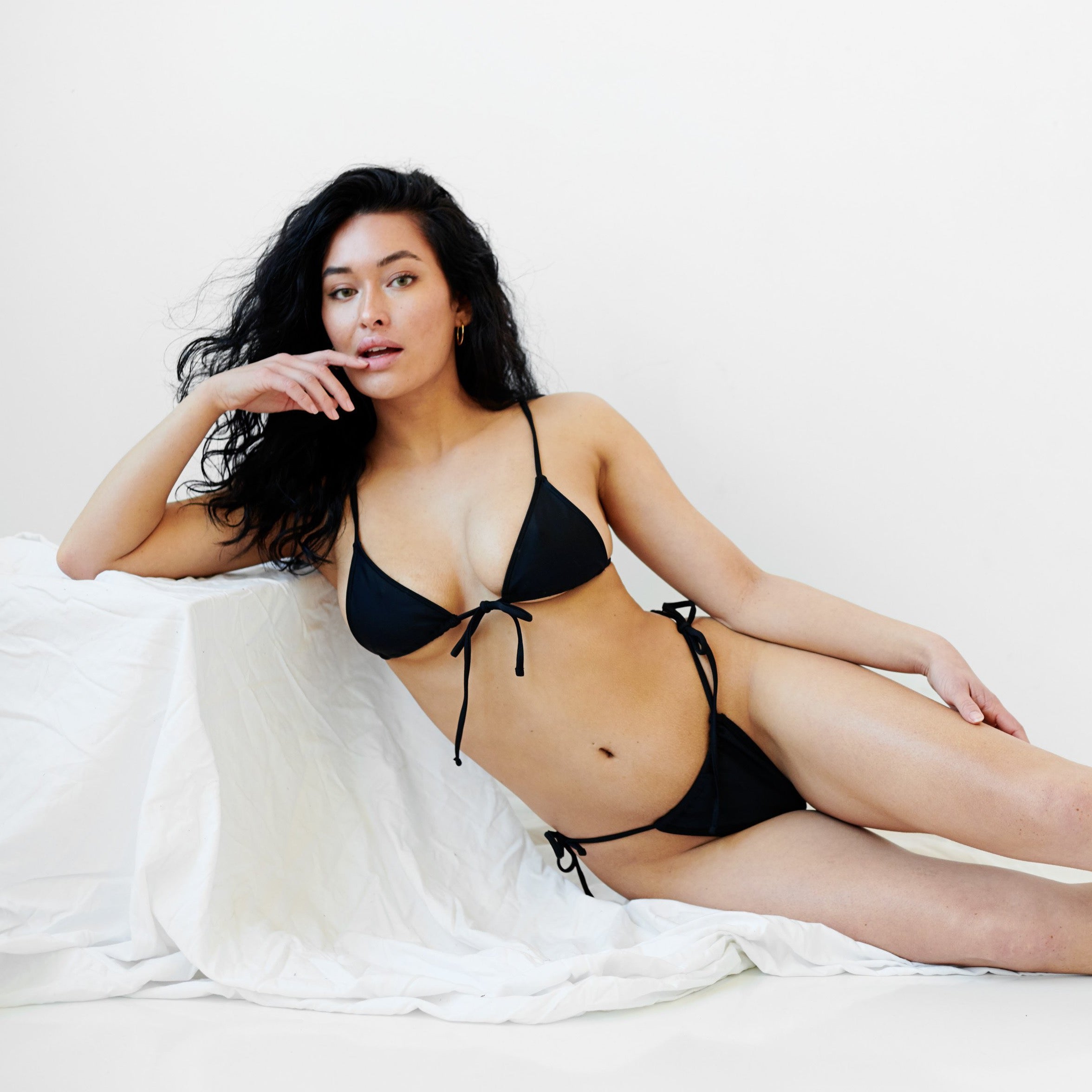 THE RAE STRING BIKINI SWIM BOTTOM / MIDNIGHT BLACK