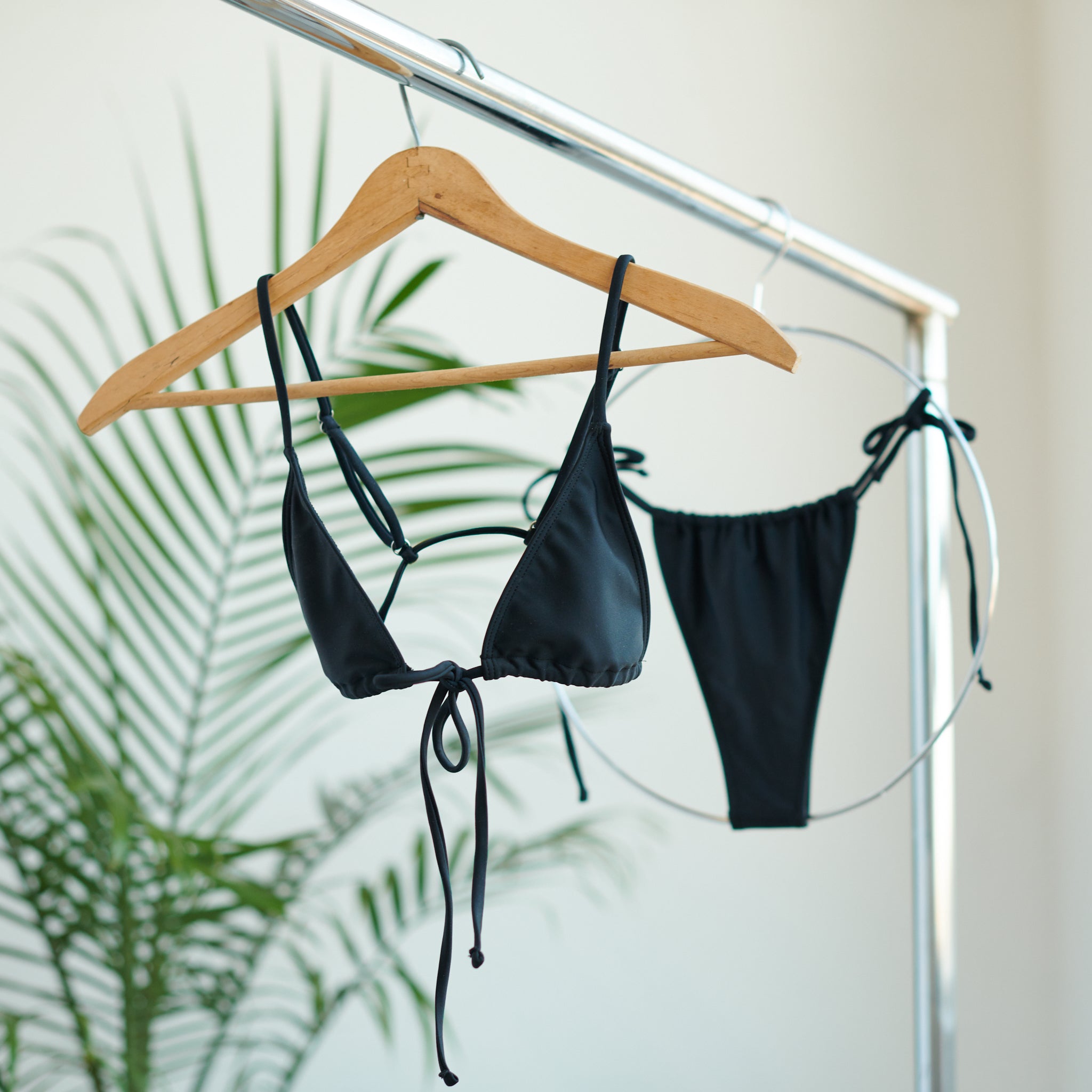 THE RAE STRING BIKINI SWIM BOTTOM / MIDNIGHT BLACK